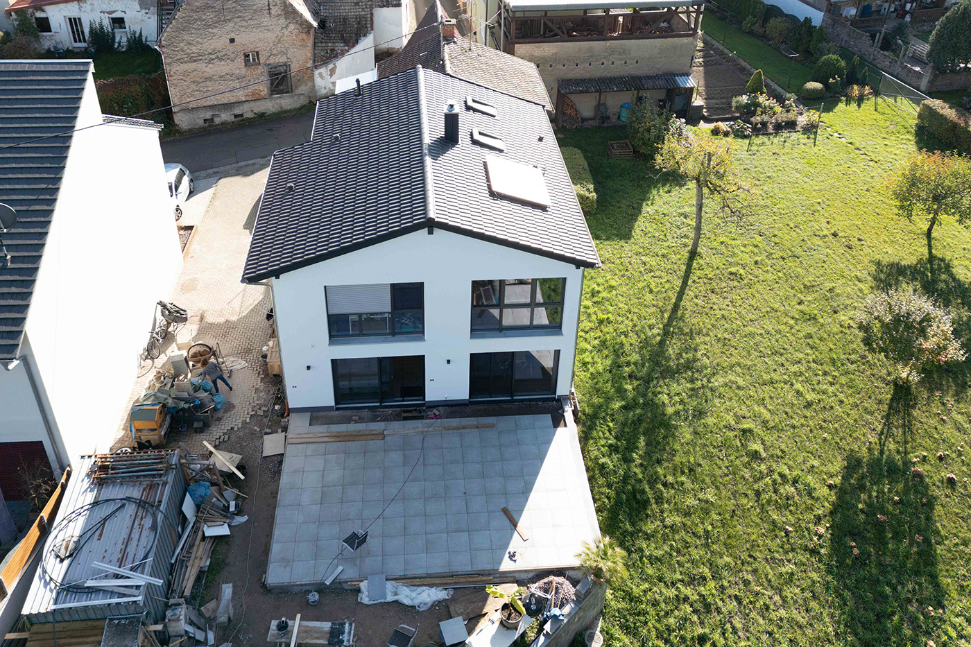 Drohnenfoto eines Einfamilienhauses mit Garten und Terrasse